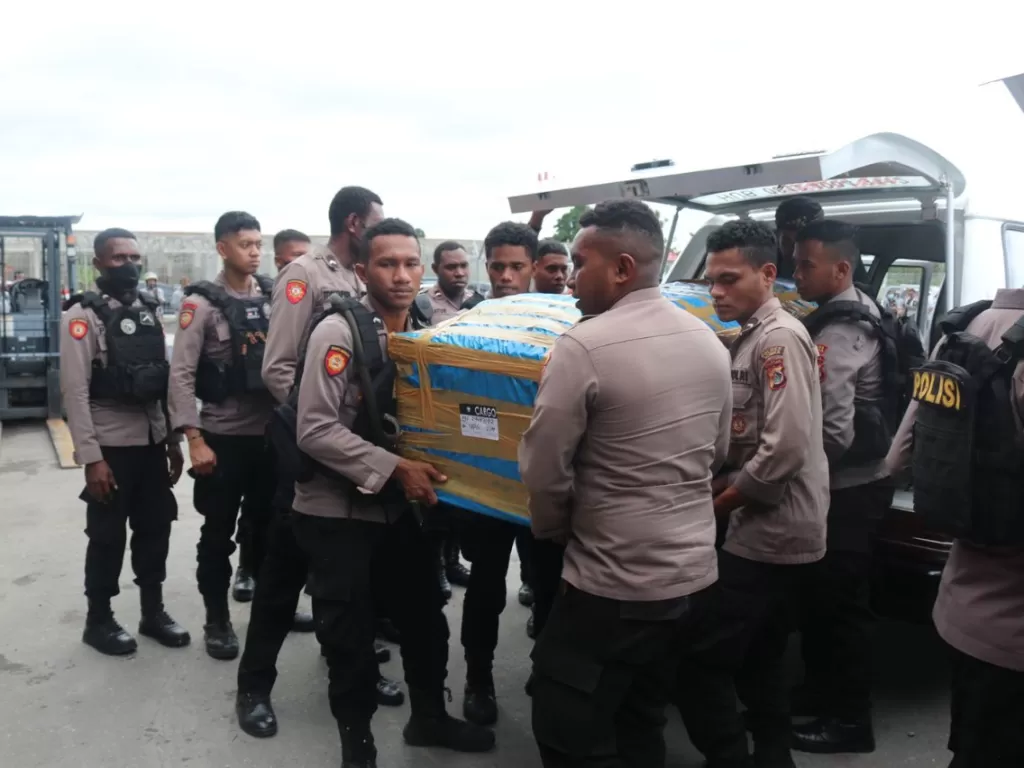 Petugas mengamankan korban kekerasan KKB Papua. (dok. Humas Polda Papua)