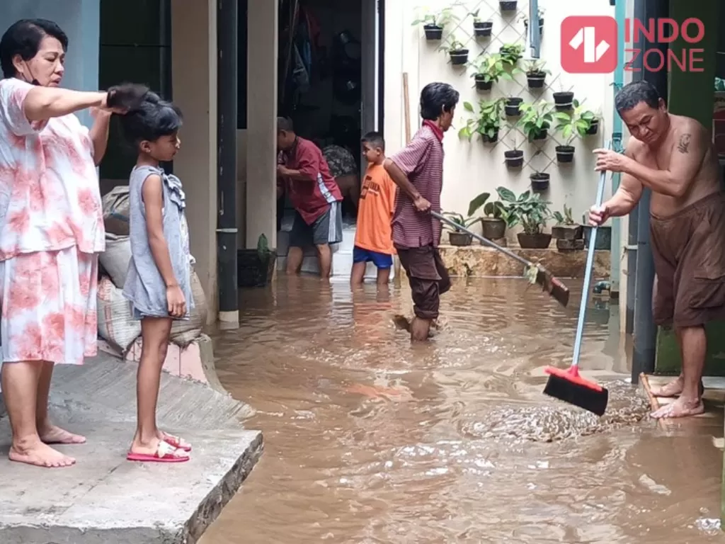 Banjir mulai surut di Kebon Pala, Kampung Melayu, Jakarta Timur. (INDOZONE/Sarah Hutagaol)