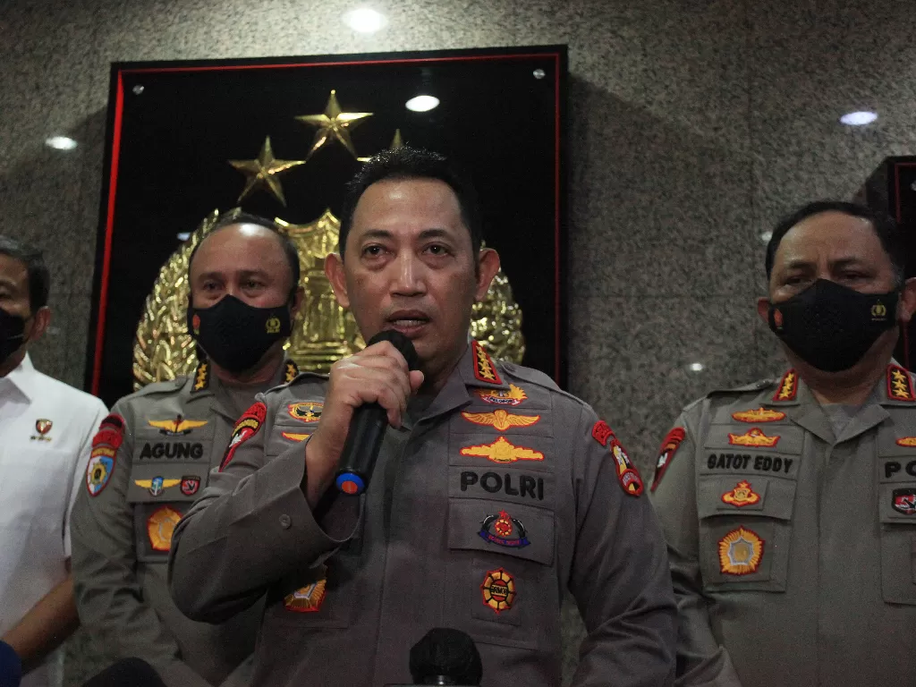 Kapolri Jenderal Listyo Sigit Prabowo (tengah), didampingi Wakapolri Komjen Pol Gatot Eddy Pramono (kanan), Irwasum Polri Komjen Pol Agung Budi Maryoto (kedua kiri). (ANTARA/Reno Esnir)