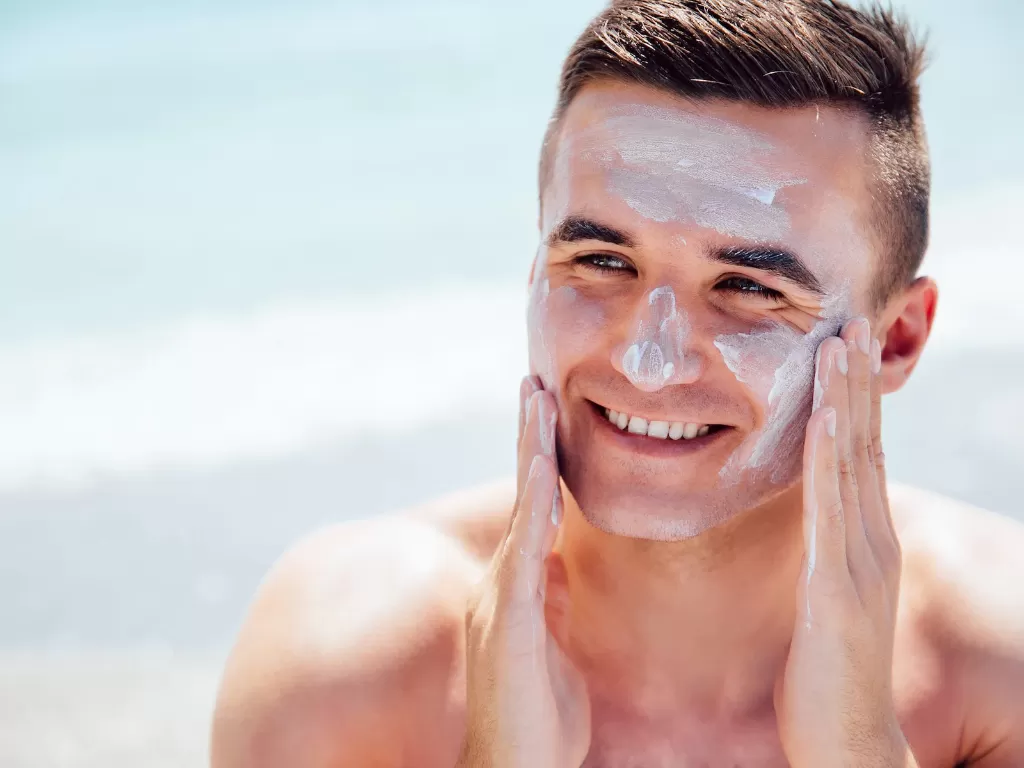 Ilustrasi pria menggunakan skincare pada wajah (Freepik)