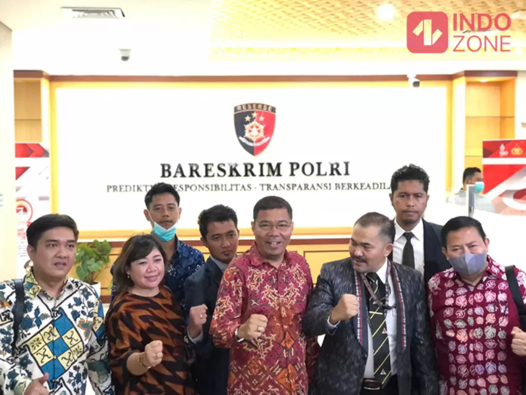 Pengacara keluarga Brigadi J, Johnson Panjaitan (kanan ketiga depan), Kamaruddin Simanjuntak (kanan kedua depan) di Mabes Polri, Jakarta. (INDOZONE/Samsudhuha Wildansyah)