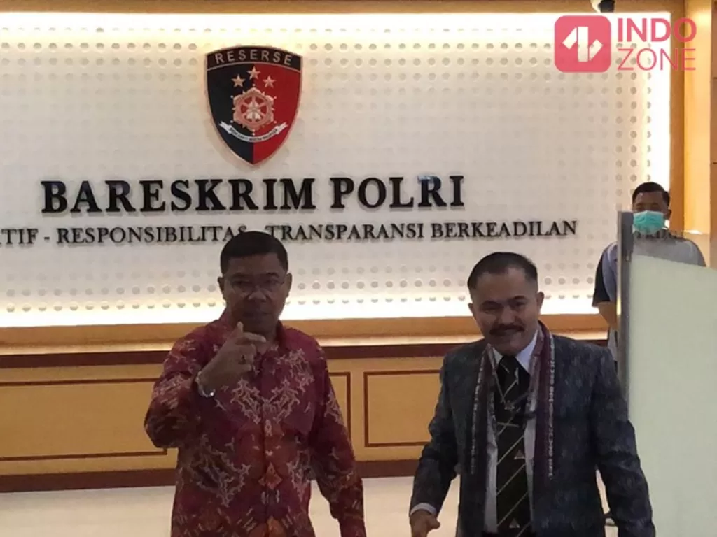 Pengacara keluarga Brigadi J, Johnson Panjaitan (kiri), Kamaruddin Simanjuntak (kanan) di Mabes Polri, Jakarta. (INDOZONE/Samsudhuha Wildansyah).