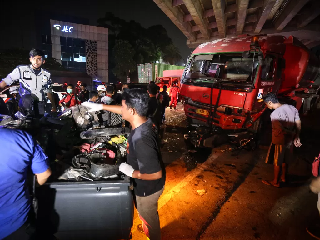 Petugas mengevakuasi sejumlah kendaraan yang mengalami kerusakan akibat kecelakaan di Jalan Transyogi, Cibubur, Bekasi, Jawa Barat, Senin (18/7/2022). (ANTARA/Asprilla Dwi Adha)