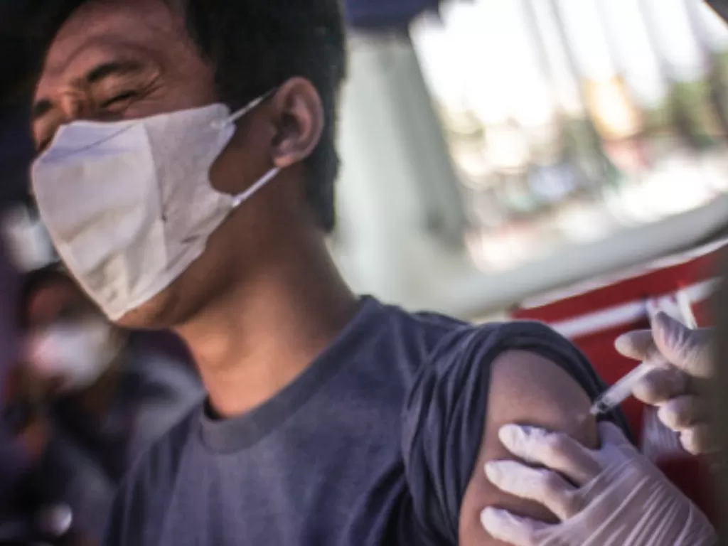 Petugas kesehatan menyuntikkan vaksin COVID-19 dosis penguat (booster) kepada warga di Dinas Kesehatan Kabupaten Bogor, Jawa Barat (ANTARA FOTO/Yulius Satria Wijaya)