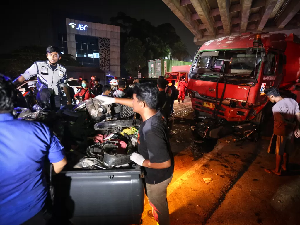 Petugas mengevakuasi sejumlah kendaraan yang mengalami kerusakan akibat kecelakaan di Jalan Transyogi, Cibubur, Bekasi, Jawa Barat. (ANTARA/Asprilla Dwi Adha)