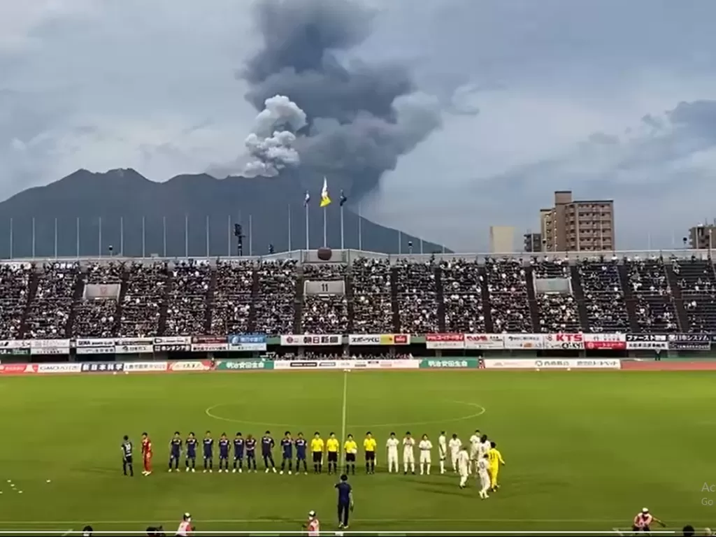 Gunung Sakuraima meletus saat laga sepak bola di Jepang. (Twitter/@tsuyopone).jpg