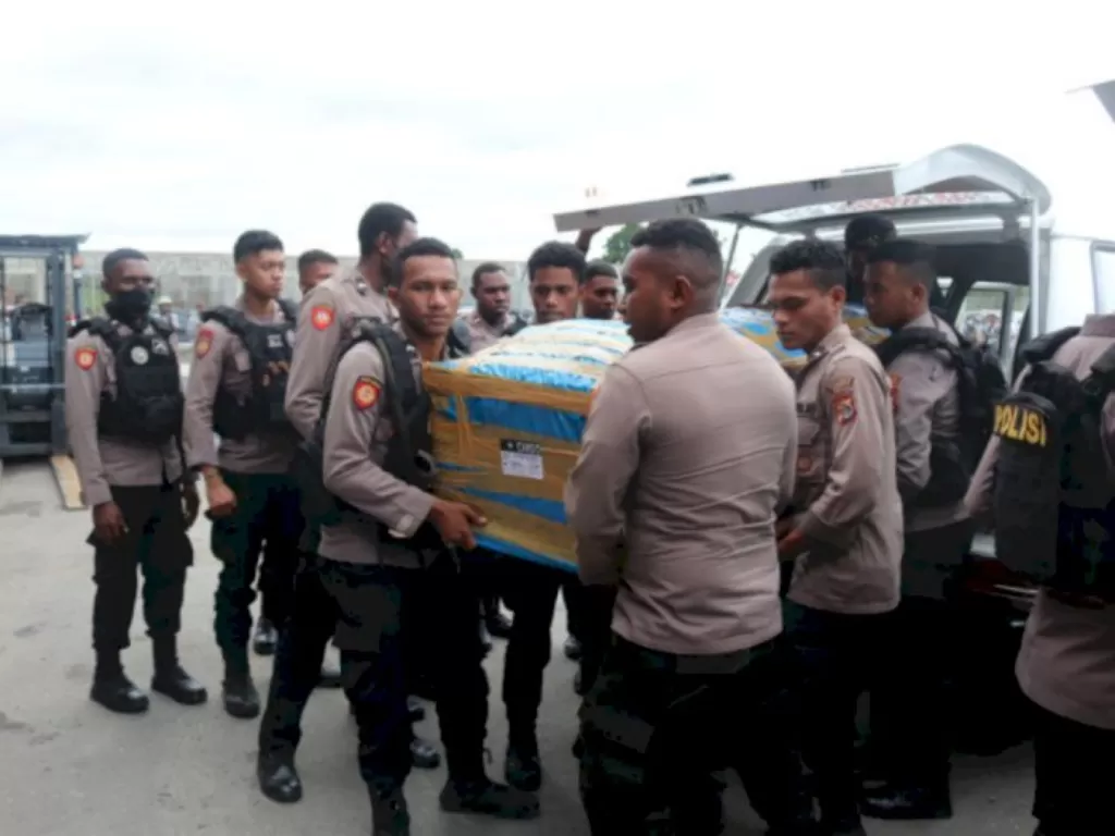 Petugas mengangkat peti jenazah korban penembakan KKB di Nduga, Papua. (Dok. Polda Papua)