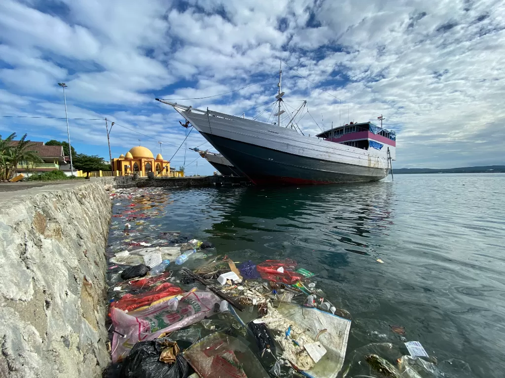 Pelabuhan Kapal Kayu Parepare dipenuhi sampah. (Rudi Hartono/Z Creators)