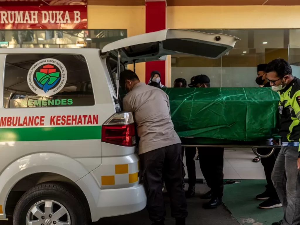 Petugas memasukkan keranda yang berisi jenazah korban kecelakaan truk pengangkut BBM ke dalam mobil ambulans di Instalasi Kedokteran Foresnsik RS Polri, Kramat Jati, Jakarta. (ANTARA FOTO/Aprillio Akbar)