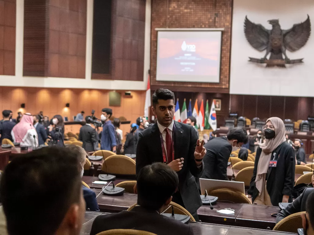 Sejumlah perwakilan delegasi pemuda dari berbagai negara berdiskusi saat mengikuti pembukaan KTT Youth 20 (Y20) 2022 di Kompleks Parlemen, Jakarta, Senin (18/7/2022). (ANTARA/Muhammad Adimaja)