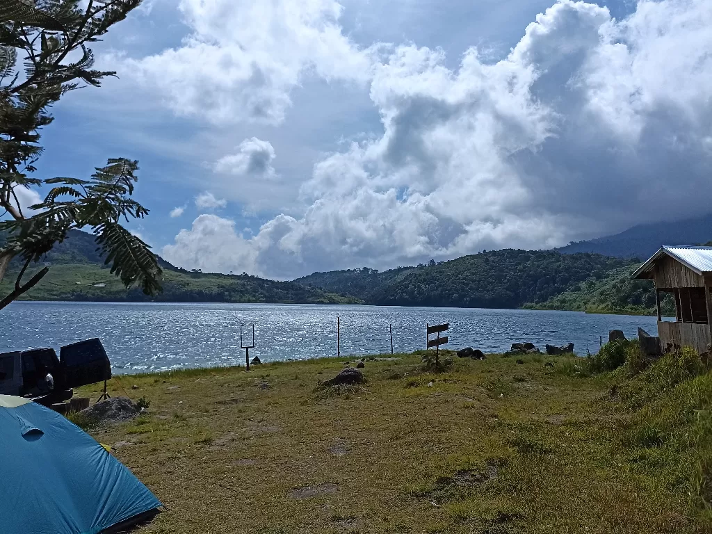 Danau Talang, lokasi tempat untuk camping. (Billy Fadlhika Noure/Z Creators)