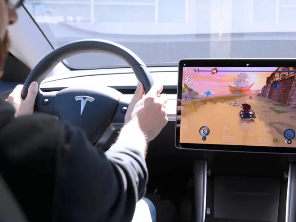 Tesla Arcade di mobil Tesla Model 3. (The Verge)