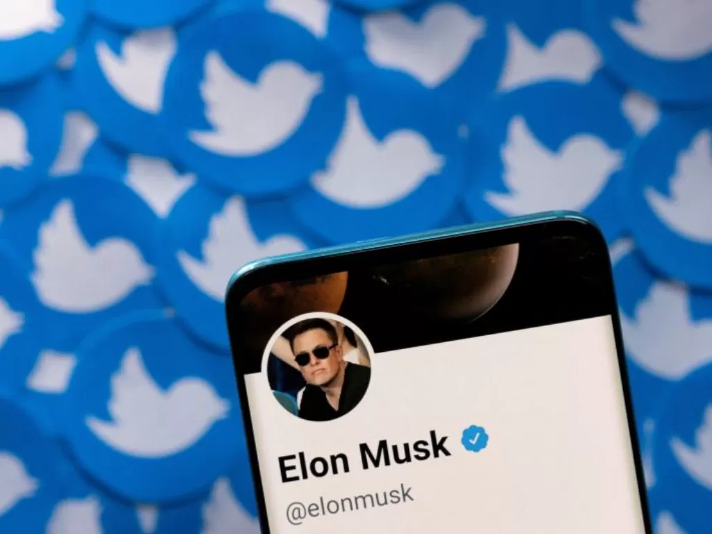 Foto dokumen: Profil Elon Musk di Twitter tampak di layar smartphone yang difoto di atas logo Twitter pada April 28, 2022. (REUTERS/DADO RUVIC)