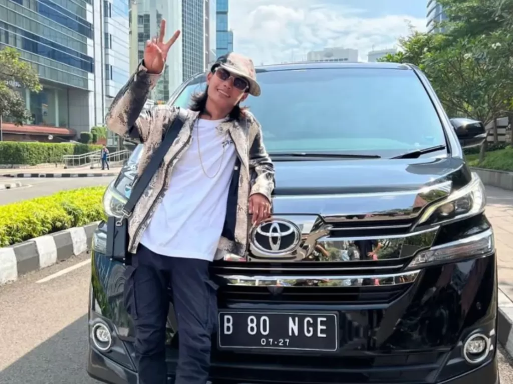 Bonge dan mobil Alphardnya (Instagram/@bonge_real)