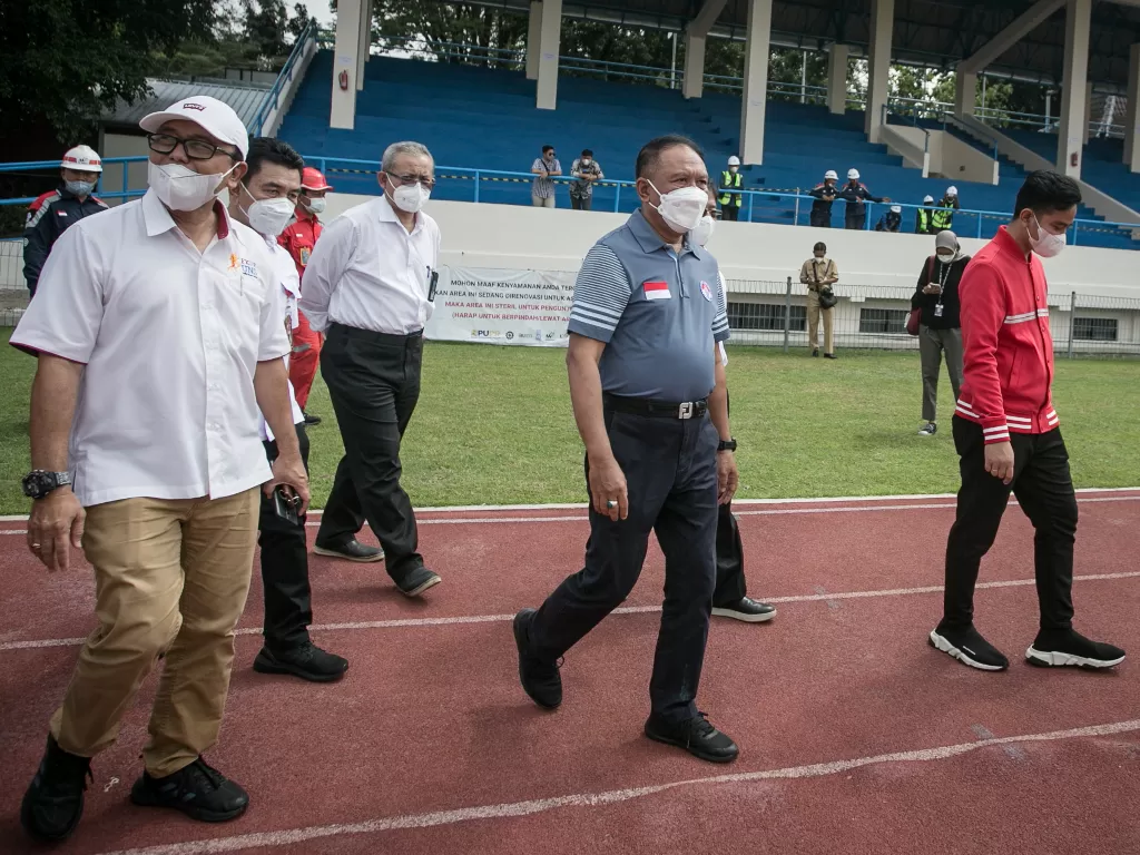 Menpora Zainudin Amali (tengah) didampingi Ketua Indonesia ASEAN Para Games Organizing Committee (Inaspoc) Gibran Rakabuming Raka (kanan) meninjau venue Para-Sepak Bola di Stadion UNS , Solo, Jawa Tengah. (ANTARA/Mohammad Ayudha)