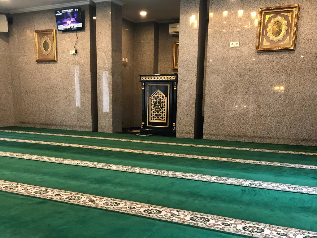 Karpet masjid berwarna hijau. (Ari Dwi Prabowo/Z Creators)