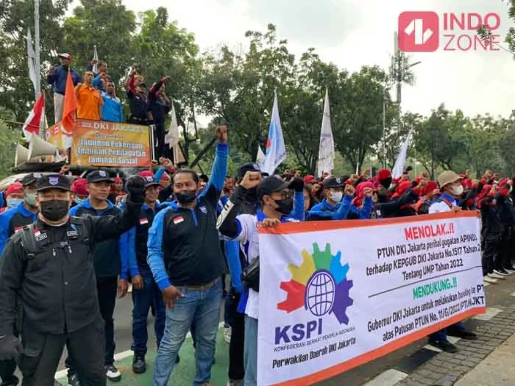 Demo Buruh di Balai Kota DKI Jakarta terkait penurunan UMP DKI Jakarta, Rabu (20/7/2022). (INDOZONE/Sarah Hutagaol)