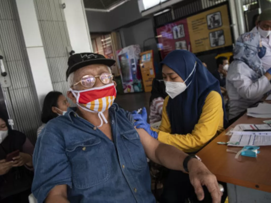 Warga mendapat suntikan vaksin COVID-19 di Stasiun Manggarai, Jakarta Selatan (ANTARA FOTO/Sigid Kurniawan)