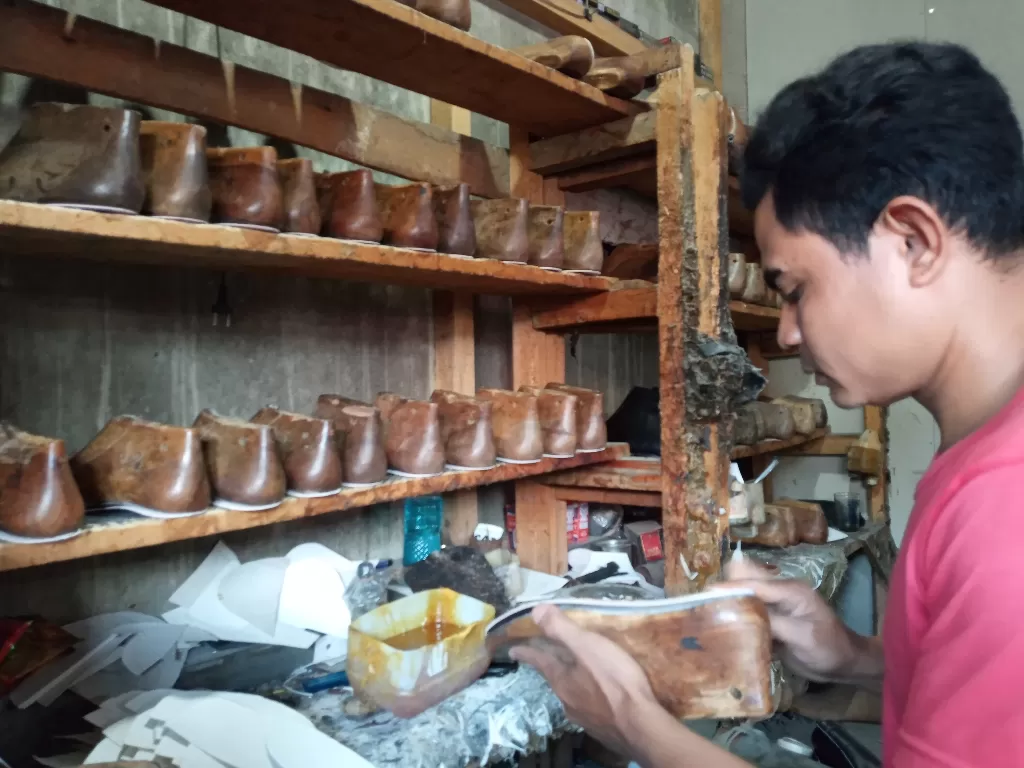 Sentra pembuatan sepatu di Cibaduyut, Bandung. (Eksani/ Z Creators)