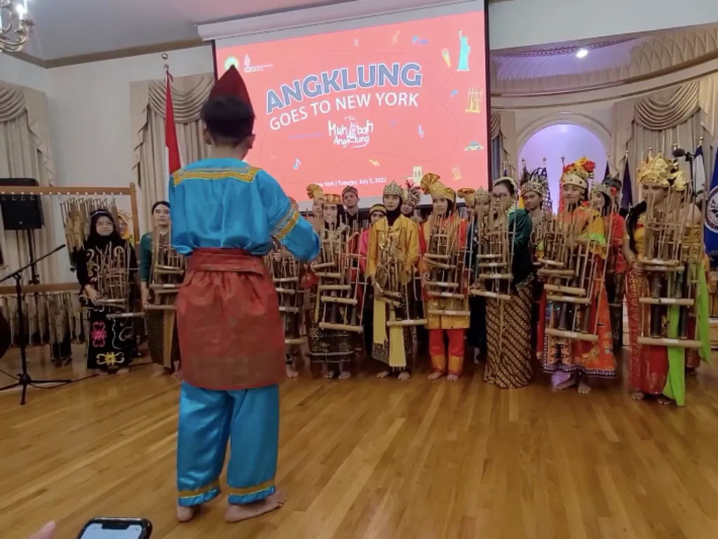 Tim Muhibah Angklung asal Bandung dalam sebuah acara seni di Chicago, AS (YouTube)
