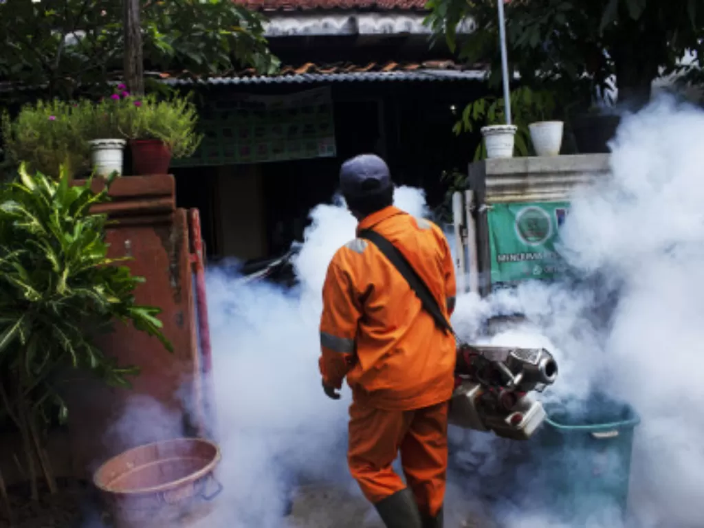Petugas Suku Dinas Kesehatan Jakarta Selatan melakukan pengasapan (fogging) untuk membasmi nyamuk Aedes aegypti pembawa virus penyebab demam berdarah di Kelurahan Petukangan Utara, Jakarta ( ANTARA FOTO/Subur Atmamihardja)