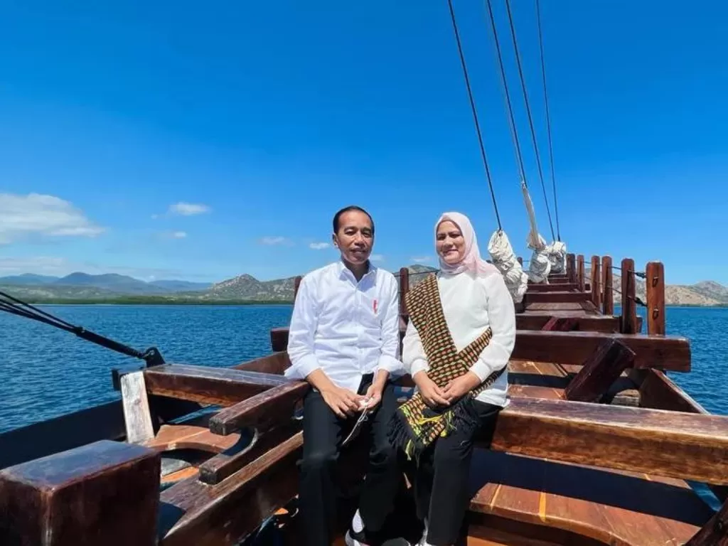 Presiden Jokowi dan Ibu Iriana saat menuju Pulau Rinca dari Labuhan Bajo (Instagram/jokowi)