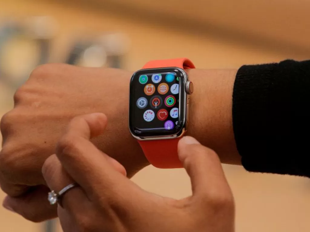 Seorang karyawan Apple Store menunjukkan Apple Watch Seri 5 di toko Apple Fifth Avenue di New York, AS, 19 September 2019. (REUTERS/Brendan McDermid)