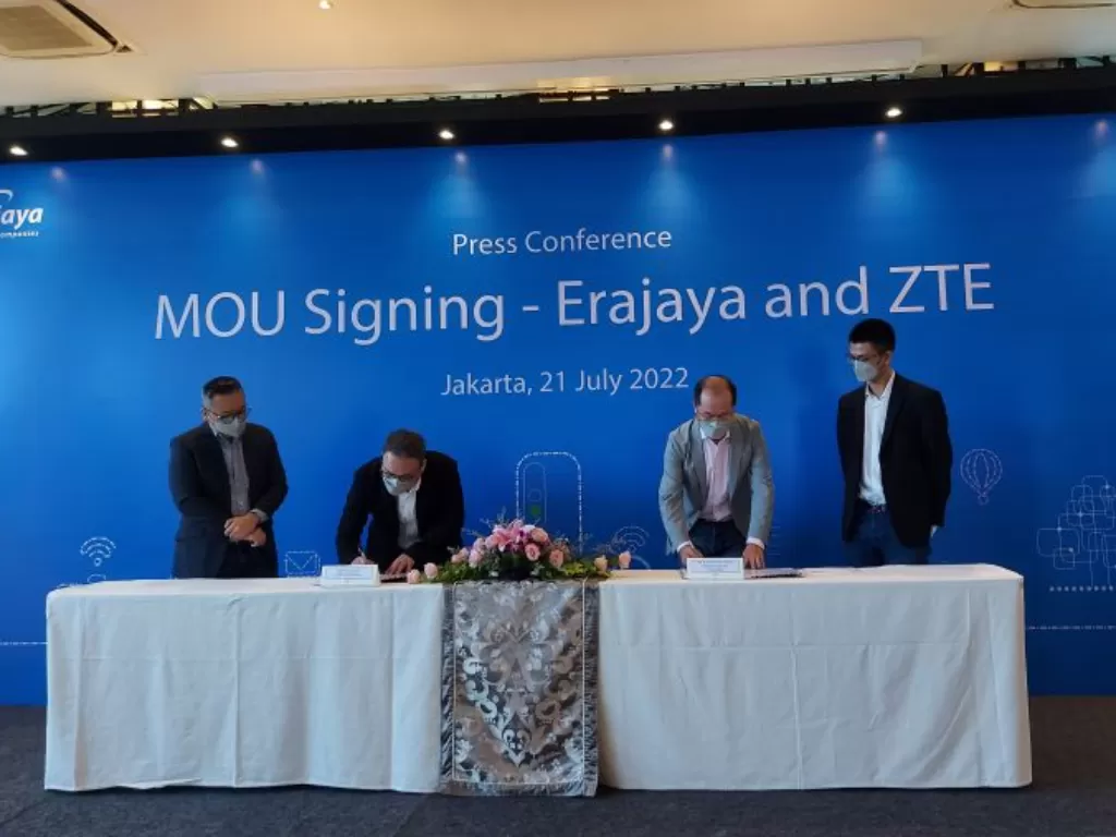 Presiden Direktur ZTE Indonesia Richard Liang Weiqi (kedua dari kanan) dan Chief Merchandise and Planning Erajaya Digital Herman Wong (kedua dari kiri) saat menandatangani nota kesepahaman untuk ponsel ZTE. (ANTARA/Natisha Andarningtyas)