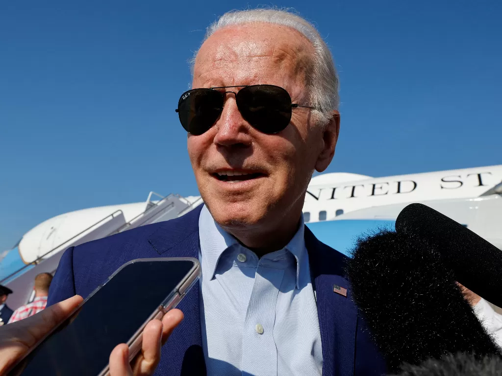 Presiden AS Joe Biden berbicara kepada media saat ia tiba di Pangkalan Gabungan Andrews, Maryland, AS 20 Juli 2022 (REUTERS/Jonathan Ernst)