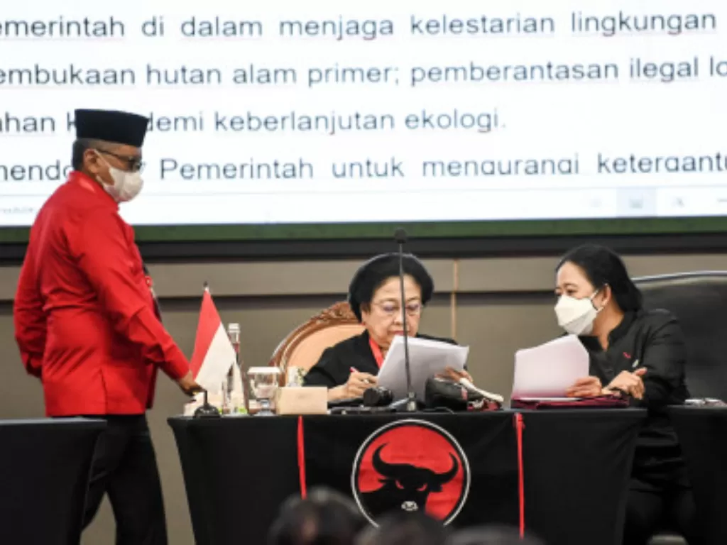 Ketua Umum PDIP Megawati Soekarnoputri (tengah) berbincang dengan Ketua DPP Bidang Politik Puan Maharani (kanan) disaksikan Sekjen Hasto Kristiyanto (kiri). (ANTARA FOTO/M Risyal Hidayat)