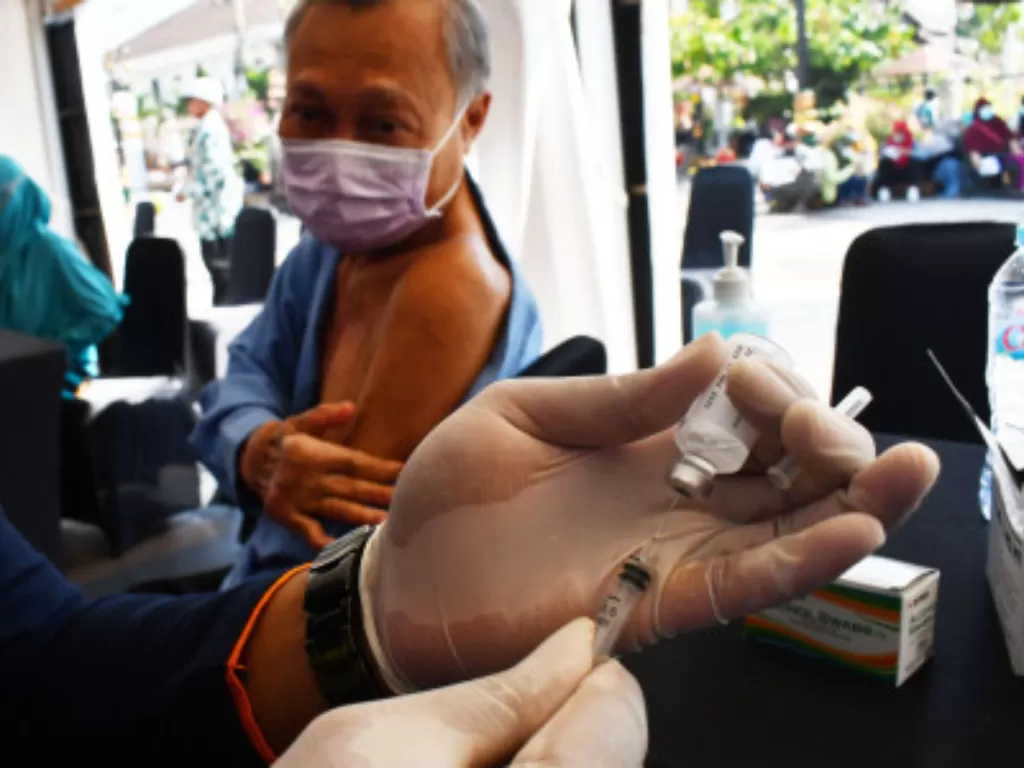 Ilustrasi petugas kesehatan menyiapkan vaksin Covid-19. (ANTARA FOTO/Siswowidodo)