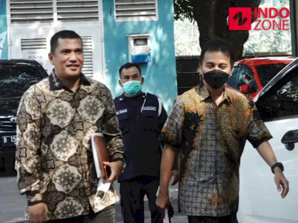 Roy Suryo (kanan) tiba di Mapolda Metro Jaya, Jakarta, Kamis (30/6/2022). (INDOZONE/Samsudhuha Wildansyah).