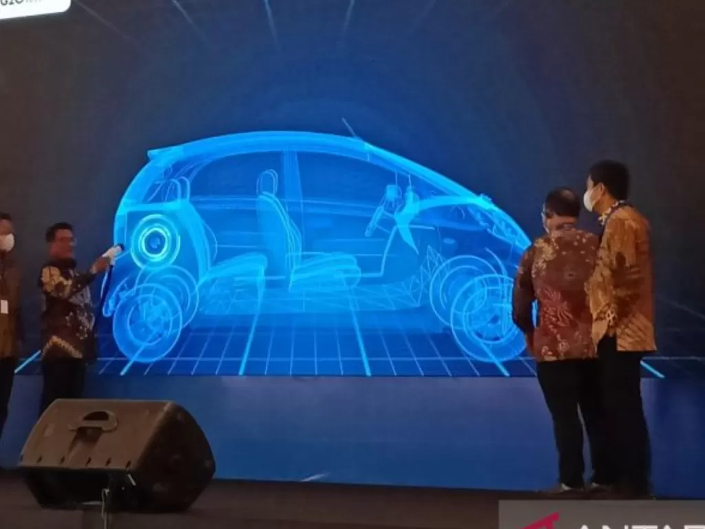  Kepala Staf Kepresidenan Moeldoko (tiga kiri) saat membuka pameran Periklindo Electric Vehicle Show (PEVS) 2022 di JIExpo, Kemayoran, Jakarta, Jumat (22/7/2022) (ANTARA/Fathur Rochman)