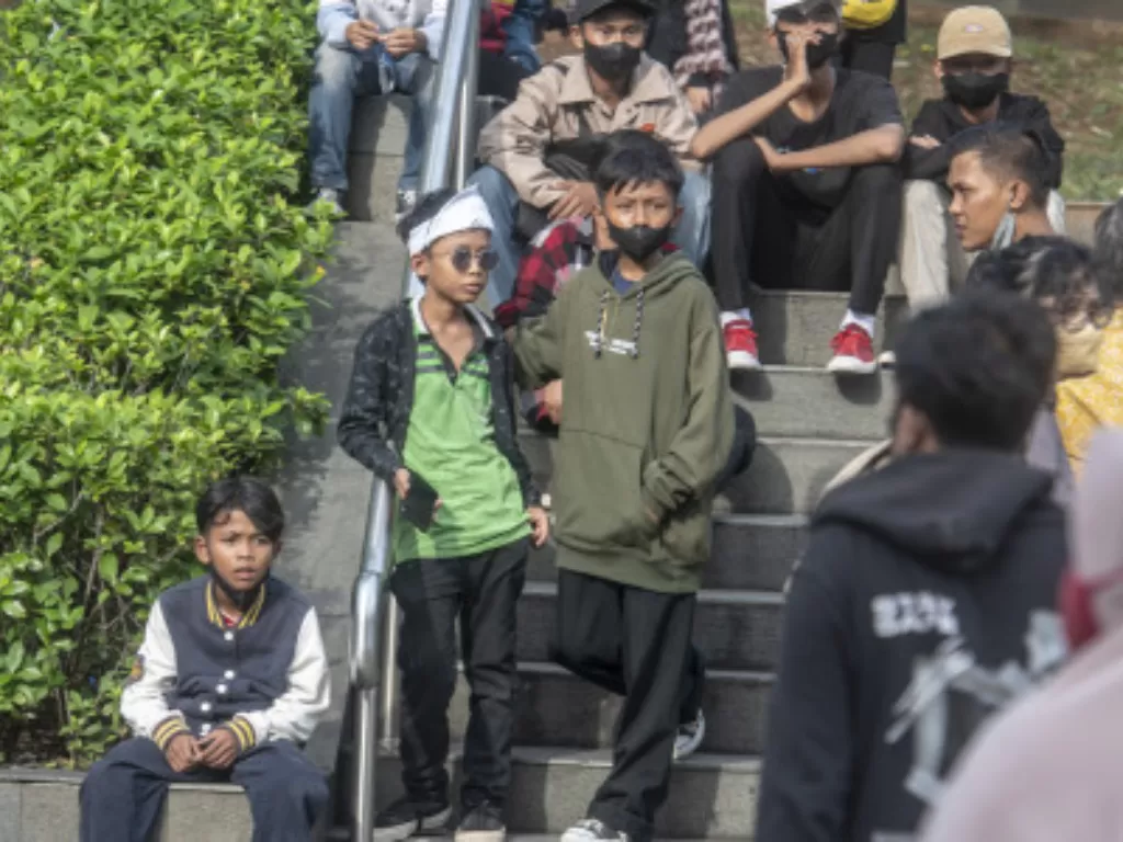 Kumpulan remaja di kawasan Taman Stasiun MRT Dukuh Atas, Jakarta. (ANTARA FOTO/Muhammad Adimaja)