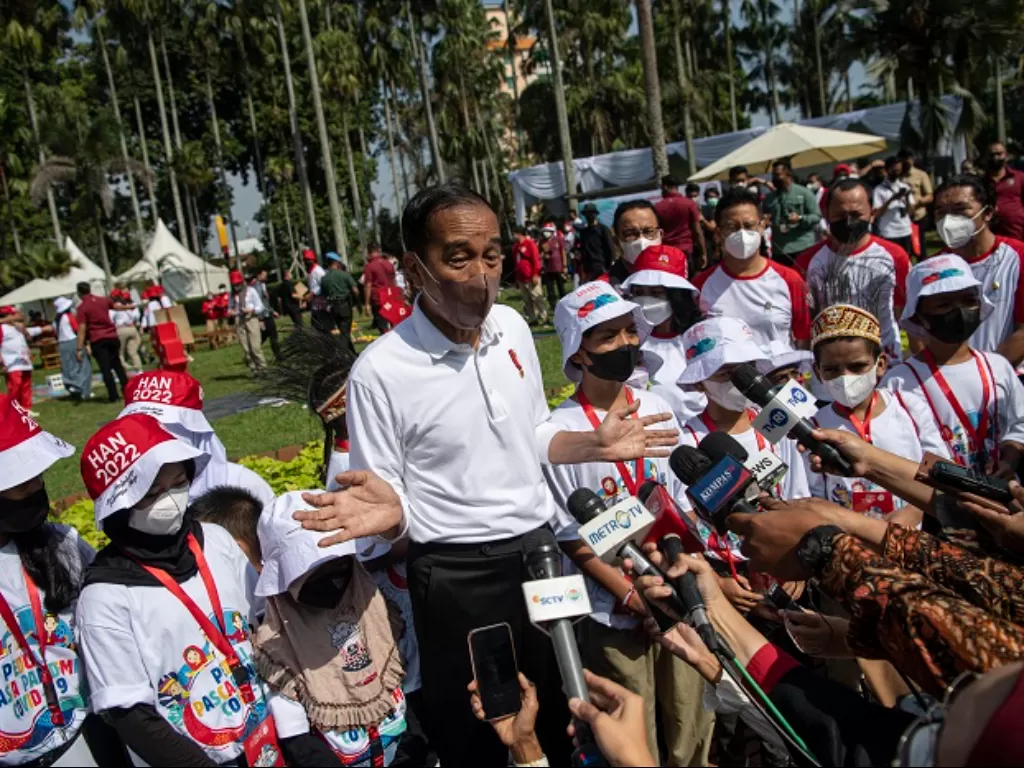 Presiden Joko Widodo memberikan keterangan kepada wartawan seusai menghadiri puncak peringatan Hari Anak Nasional 2022 di Kebun Raya Bogor, Jawa Barat. (ANTARA FOTO/Sigid Kurniawan)