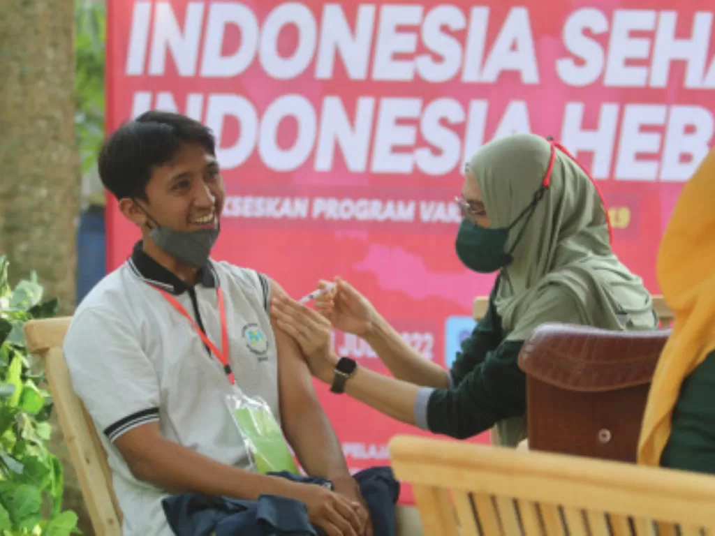 Petugas kesehatan menyuntikkan vaksin COVID-19 kepada warga di Taman Hutan Kota Joyoboyo, Kota Kediri, Jawa Timur ( ANTARA FOTO/Prasetia Fauzani)