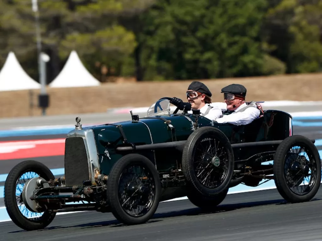 Sebastian Vettel terlihat fun di belakang kemudi Aston Martin 1922 (Aston Martin)