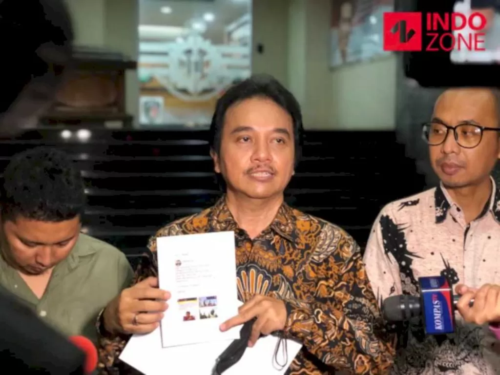 Roy Suryo (tengah) di Mapolda Metro Jaya, Jakarta. (INDOZONE/Samsudhuha Wildansyah)