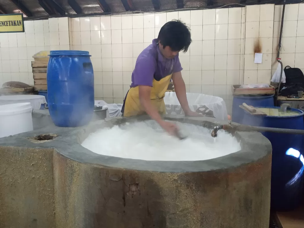 Karyawan membuat tahu susu Lembang (Eksani/Z Creators)