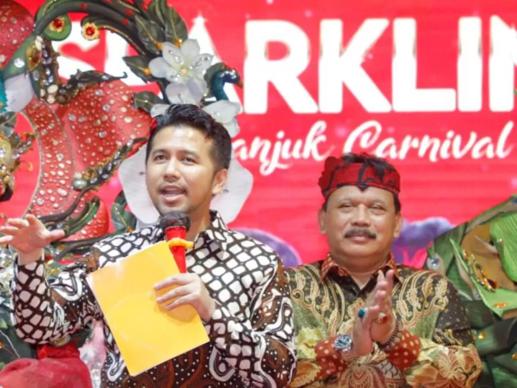 Wakil Gubernur Jawa Timur Emil Elestianto Dardak menghadiri kegiatan Sparkling Nganjuk Carnival 2022, yang merupakan kegiatan peragaan busana dan kostum di Alun-alun Nganjuk.  (ANTARA/ HO-Kominfo Jatim)