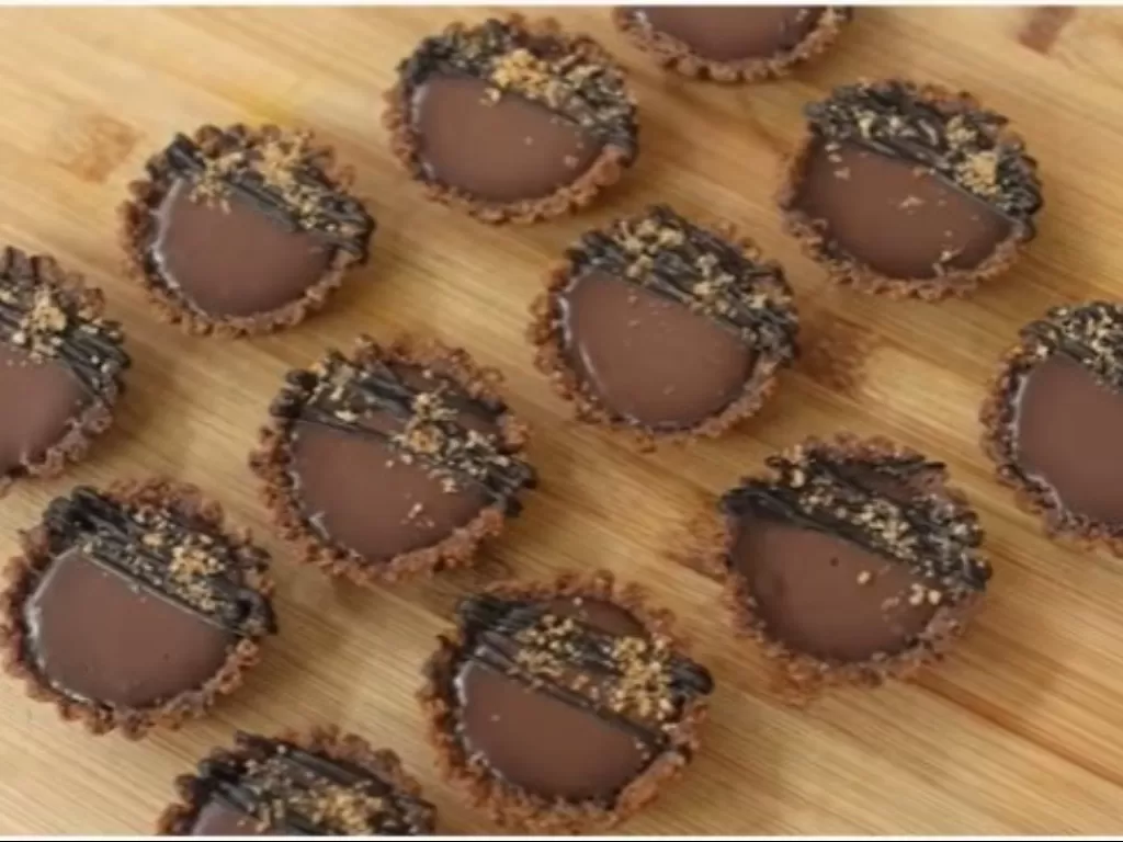 Resep pie cokelat mini. (YouTube/Devina Hermawan)