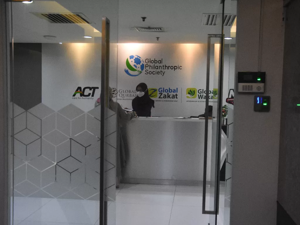 Pegawai beraktivitas di kantor Aksi Cepat Tanggap (ACT), Menara 165, Jakarta. (ANTARA/Indrianto Eko Suwarso)