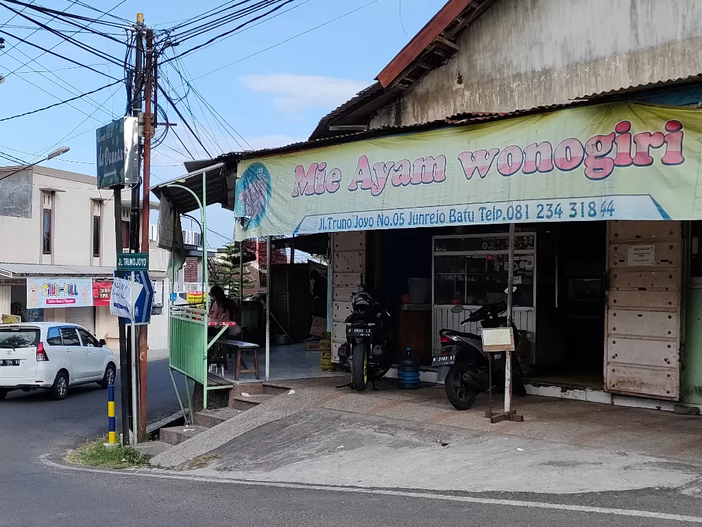 Warung Mie Ayam Wonogiri di Kota Batu, Malang. (Hasan Syamsuri/Z Creators)