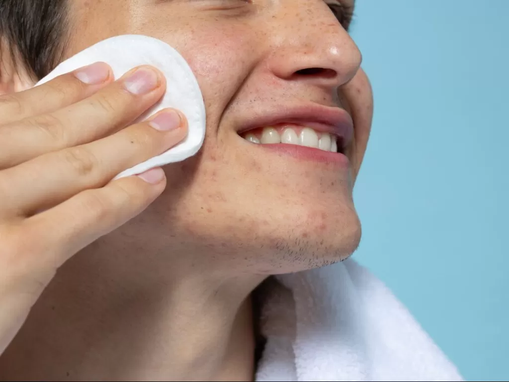 Ilustrasi menggunakan produk skincare AHA BHA untuk menangangi berbagai masalah kulit (freepik.com)