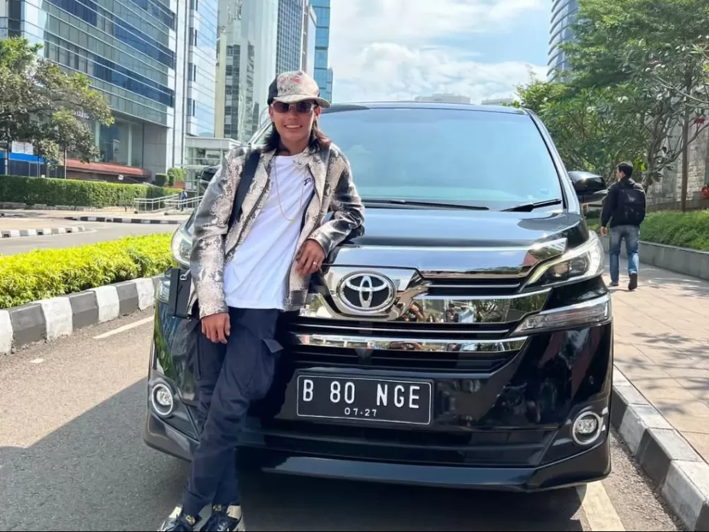 Bonge 'SCDB', berpose di depan mobil Toyota Vellfire. (Instagram/@bonge_real)
