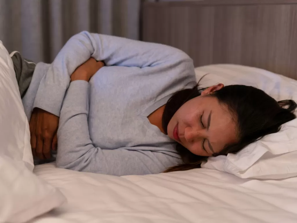 Ilustrasi posisi tidur untuk meredakan nyeri haid (freepik.com)