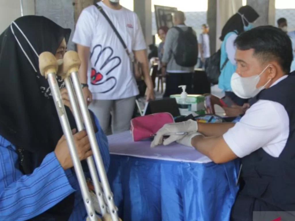 Pelaksanaan vaksinasi COVID-19 inklusif yang dihadiri sejumlah disabilitas dan digelar di Kabupaten Gowa, Sulsel. (ANTARA Foto/HO-Humas AIHSP)
