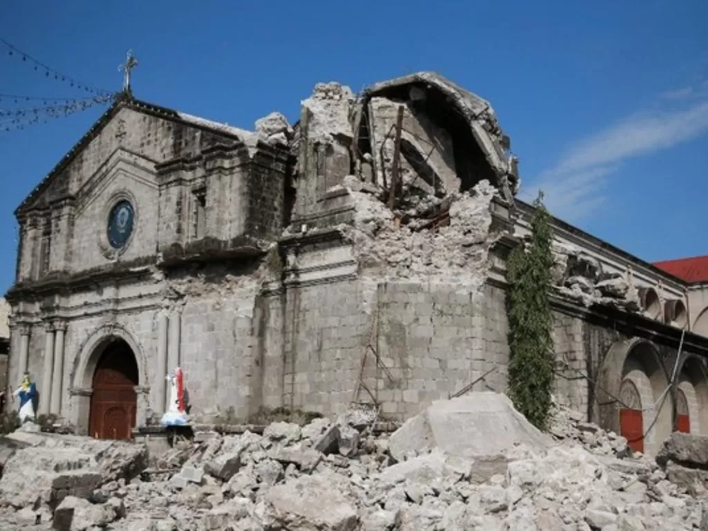 Puing dan puing mengelilingi Paroki Santa Catalina de Alejandria setelah gempa bumi sehari sebelumnya di kota Porac, provinsi Pampanga, Filipina, 23 April 2019. (REUTERS / Eloisa Lopez)