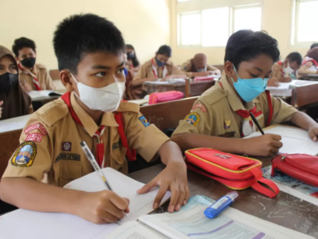 Sejumlah murid menyimak materi pelajaran saat proses belajar mengajar di Sekolah Menengah Pertama (SMP) Budaya di kawasan Duren Sawit, Jakarta Timur. (ANTARA FOTO/Andi Bagasela)