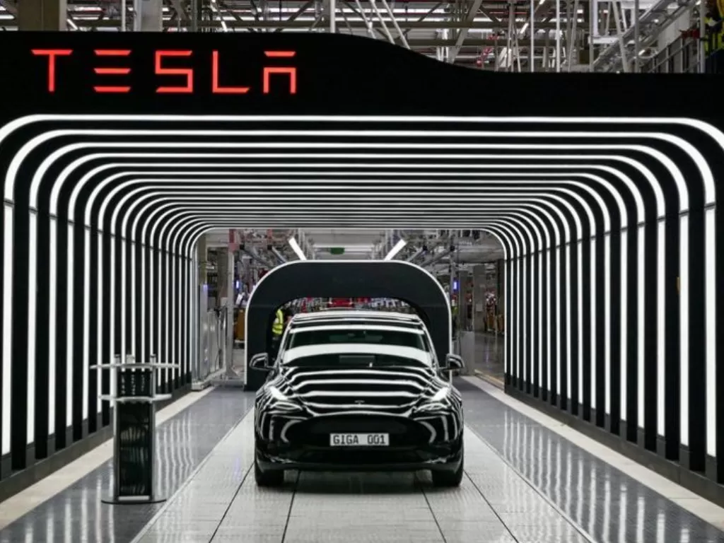 Mobil Model Y difoto saat upacara pembukaan Tesla Gigafactory baru untuk mobil listrik di Gruenheide, Jerman, 22 Maret 2022. (Patrick Pleul/Pool via REUTERS)